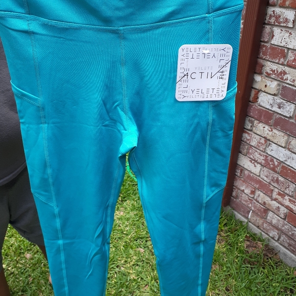 High Waist Tech Pocket Workout Leggings - Picture 3 of 4
